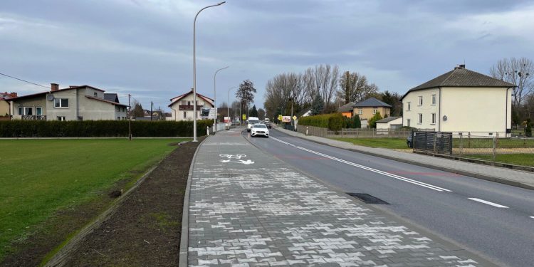 Bezpieczniej i wygodniej w Łękach – zakończono budowę ścieżki wzdłuż drogi wojewódzkiej 948