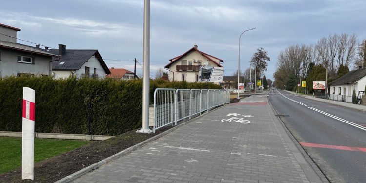 Bezpieczniej i wygodniej w Łękach – zakończono budowę ścieżki wzdłuż drogi wojewódzkiej 948