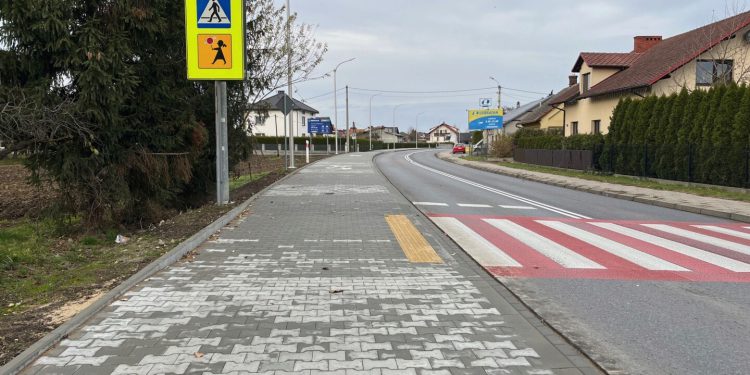 Bezpieczniej i wygodniej w Łękach – zakończono budowę ścieżki wzdłuż drogi wojewódzkiej 948