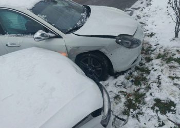 Poranna Kolizja na Podlesiu – Przyczyną niezmienione opony (FOTO)