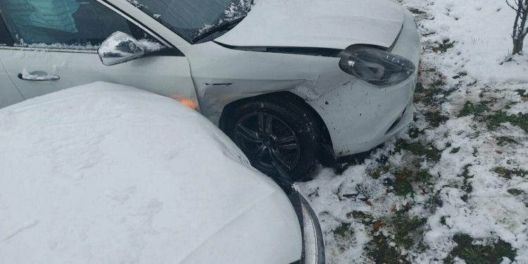 Poranna Kolizja na Podlesiu – Przyczyną niezmienione opony (FOTO)