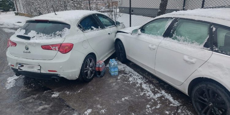 Poranna Kolizja na Podlesiu – Przyczyną niezmienione opony (FOTO)