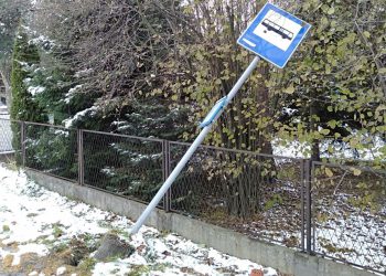 Wandale zniszczyli znak z rozkładem jazdy w Nowej Wsi