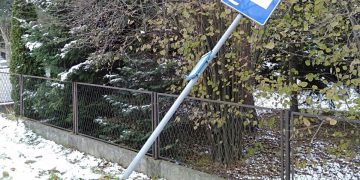 Wandale zniszczyli znak z rozkładem jazdy w Nowej Wsi