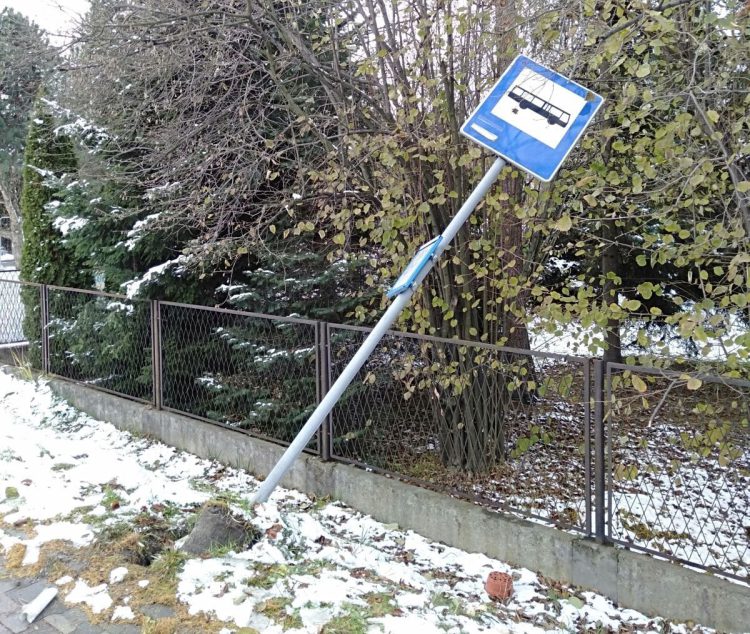 Wandale zniszczyli znak z rozkładem jazdy w Nowej Wsi