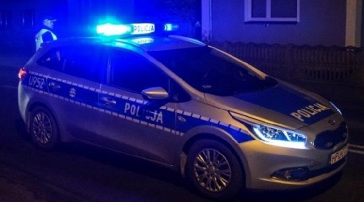 Nietrzeźwa seniorka leżała na chodniku w Kętach