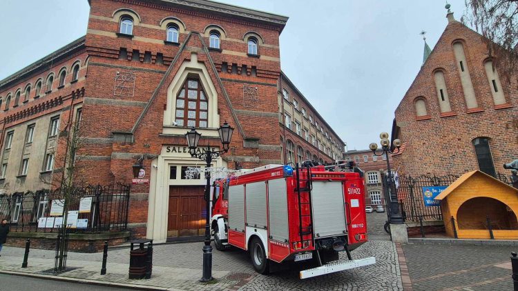 Ewakuacje szkół w Powiecie Oświęcimskim po otrzymaniu podejrzanych wiadomości