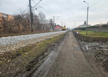 Pędząca koparka na torach