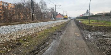 Pędząca koparka na torach