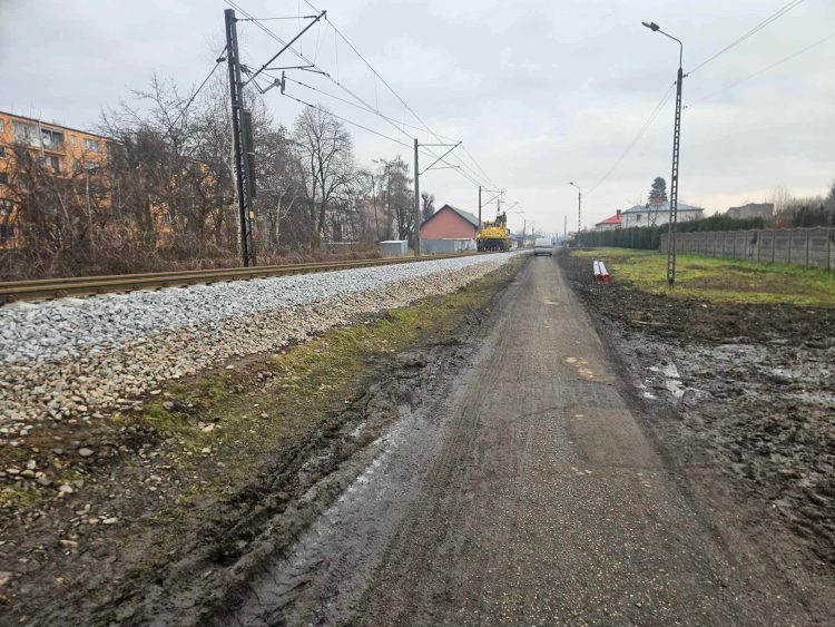 Pędząca koparka na torach
