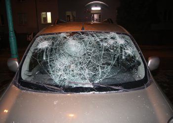 Oświęcim. Pod wpływem alkoholu i narkotyków: rozbita szyba i interwencja policji (FILM)