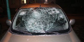 Oświęcim. Pod wpływem alkoholu i narkotyków: rozbita szyba i interwencja policji (FILM)