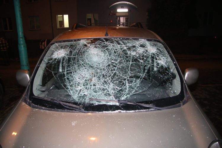 Oświęcim. Pod wpływem alkoholu i narkotyków: rozbita szyba i interwencja policji (FILM)