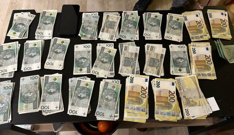 Kęty. Policjanci zatrzymali włamywacza: odzyskano kilkadziesiąt tysięcy złotych i euro