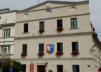 Nagrody dla urzędników w Kętach: Kto wziął najwięcej i jak wypadają w porównaniu do sąsiednich miast?