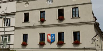 Nagrody dla urzędników w Kętach: Kto wziął najwięcej i jak wypadają w porównaniu do sąsiednich miast?