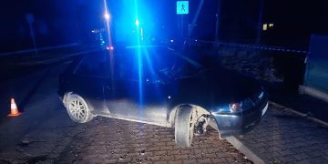 Kolizja Drogowa w Kętach – Samochód Wypadł z Jezdni i Uderzył w Latarnię
