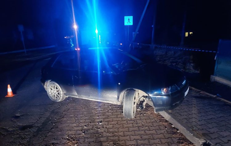 Kolizja Drogowa w Kętach – Samochód Wypadł z Jezdni i Uderzył w Latarnię