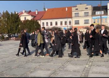 Polonez na Rynku w Kętach – maturzyści I LO rozpoczęli odliczanie do egzaminu