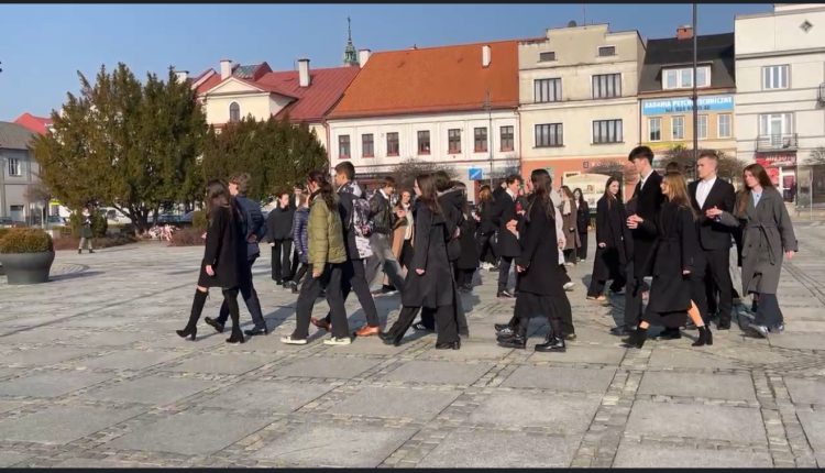 Polonez na Rynku w Kętach – maturzyści I LO rozpoczęli odliczanie do egzaminu