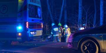 Wypadek w Kętach Podlesiu: Samochód uderzył w drzewo, kierowca zakleszczony