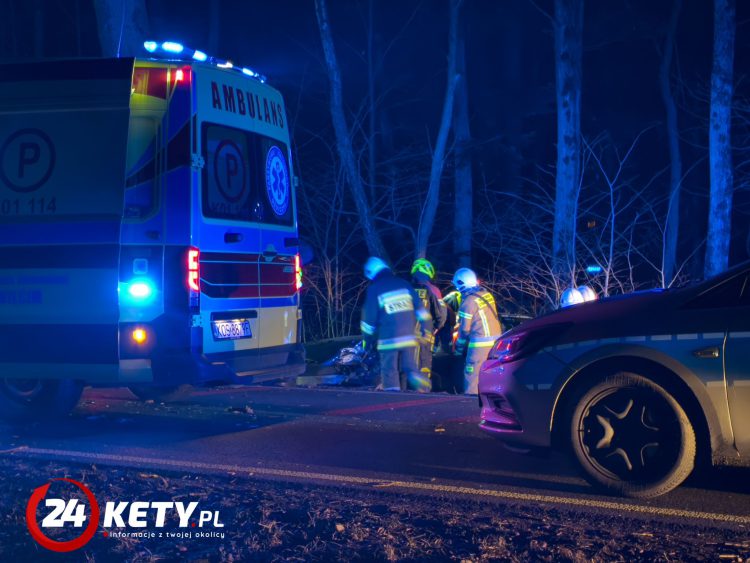 Wypadek w Kętach Podlesiu: Samochód uderzył w drzewo, kierowca zakleszczony