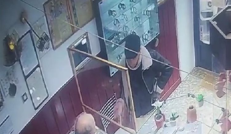 Kradzież w sklepie jubilerskim w Kętach