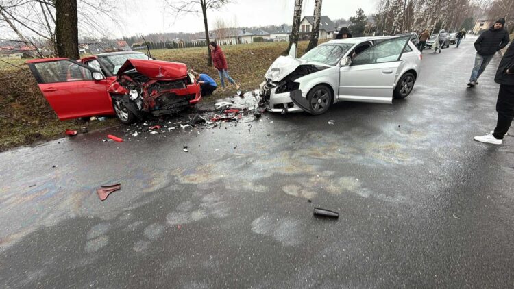 Czołowe zderzenie w Malcu – trzy osoby ranne [FOTO]