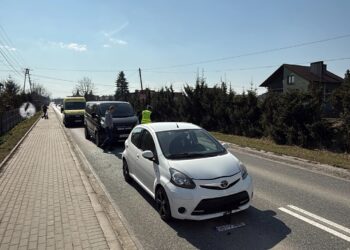 Kolizja trzech pojazdów w Pisarzowicach – jedno auto zbiegło z miejsca zdarzenia