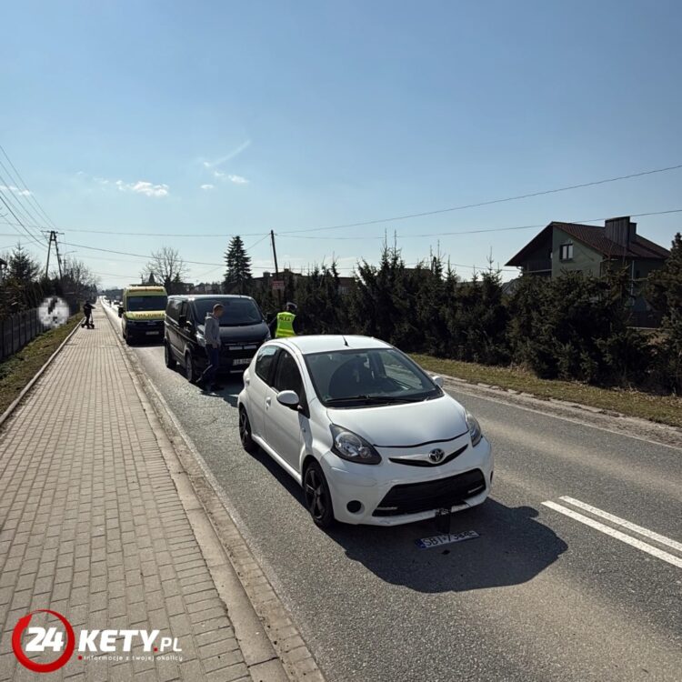 Kolizja trzech pojazdów w Pisarzowicach – jedno auto zbiegło z miejsca zdarzenia