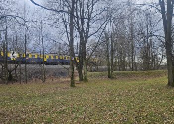 Tragiczny wypadek na torach w Kętach – pieszy potrącony przez pociąg