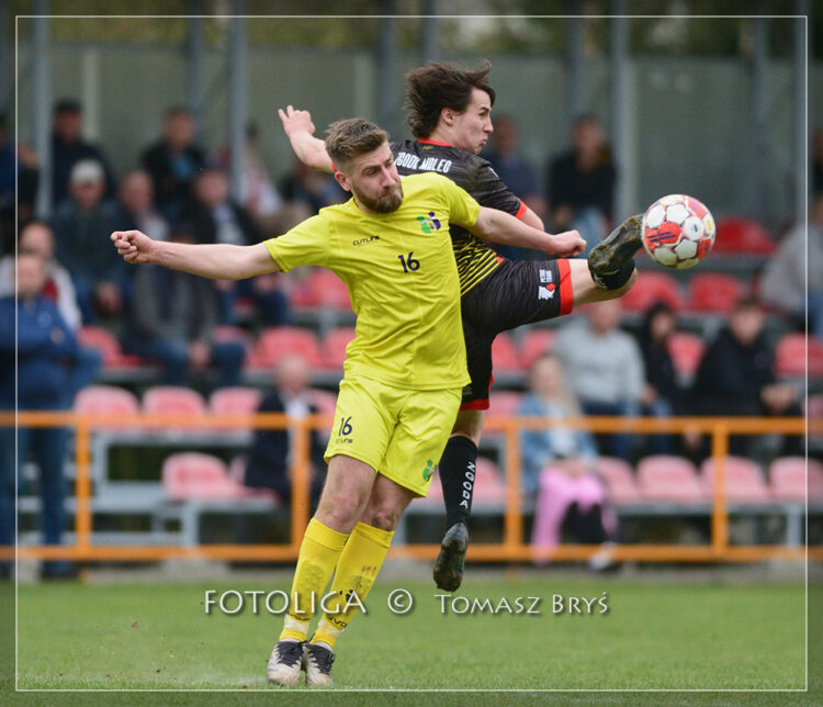 Sportowy weekend pełen emocji – piłkarskie zmagania drużyn z regionu