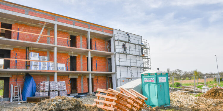 Budowa budynku socjalnego w Kętach nabiera tempa!