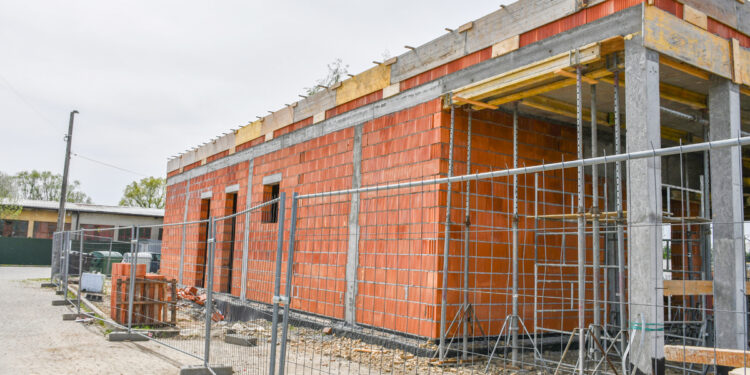 Budowa budynku socjalnego w Kętach nabiera tempa!