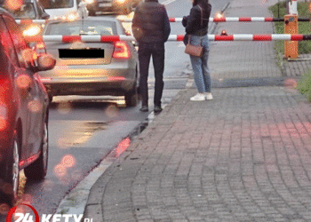 Niebezpieczny manewr na przejeździe kolejowym w Kętach. Kierowca wyłamał rogatkę, by uniknąć zderzenia z pociągiem