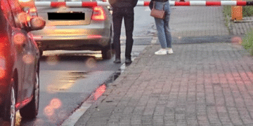 Niebezpieczny manewr na przejeździe kolejowym w Kętach. Kierowca wyłamał rogatkę, by uniknąć zderzenia z pociągiem