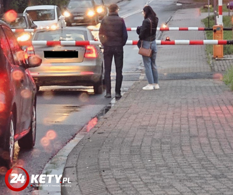 Niebezpieczny manewr na przejeździe kolejowym w Kętach. Kierowca wyłamał rogatkę, by uniknąć zderzenia z pociągiem