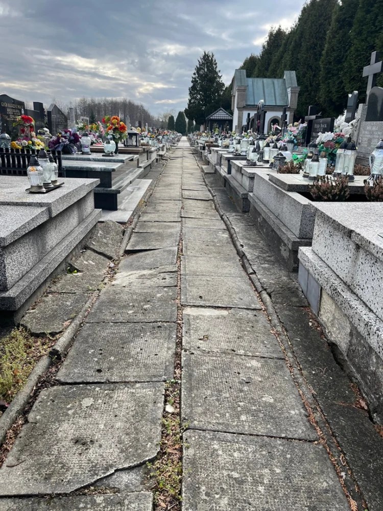 Remont alejek na cmentarzu komunalnym w Kętach – podpisano umowę z wykonawcą