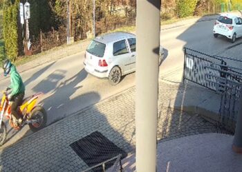 Policjanci z Kęt poszukują motocyklisty – sprawcy kolizji drogowej w Bielanach