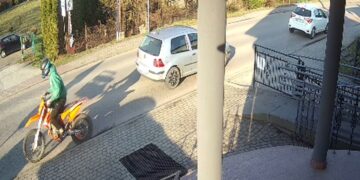 Policjanci z Kęt poszukują motocyklisty – sprawcy kolizji drogowej w Bielanach