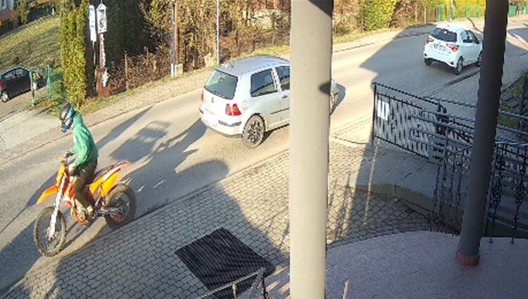 Policjanci z Kęt poszukują motocyklisty – sprawcy kolizji drogowej w Bielanach