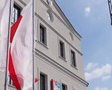 Burzliwa sesja Rady Miejskiej w Kętach. Temat: nielegalni imigranci i rzekome ośrodki