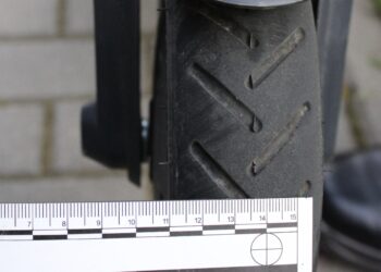 Niebezpieczny wypadek na hulajnodze elektrycznej w Bulowicach – 43-latek trafił do szpitala