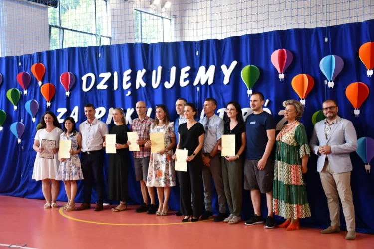 Uroczystość w Zespole Szkolno-Przedszkolnym nr 3 w Kętach Podlesiu – gratulacje, występy i emocje