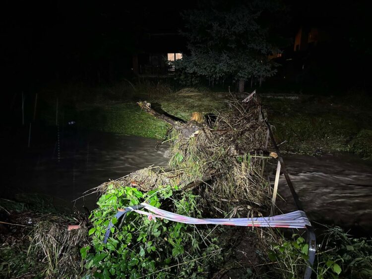 Awaria energetyczna i wysokie stany wód – trudna noc w Gminie Kęty po ulewach