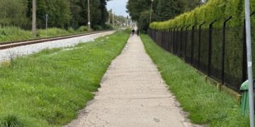 Ścieżka pieszo-rowerowa przy linii kolejowej 117 w Kętach: Gmina Kęty o krok od przejęcia terenu [FOTO]