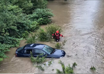 Samochód osobowy w rzece Soła pod mostem w Łękach. Interweniowały służby ratunkowe [FILM]