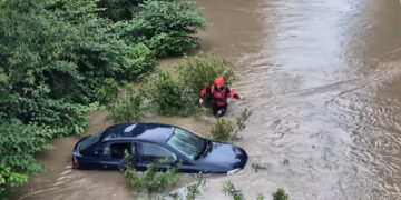 Samochód osobowy w rzece Soła pod mostem w Łękach. Interweniowały służby ratunkowe [FILM]