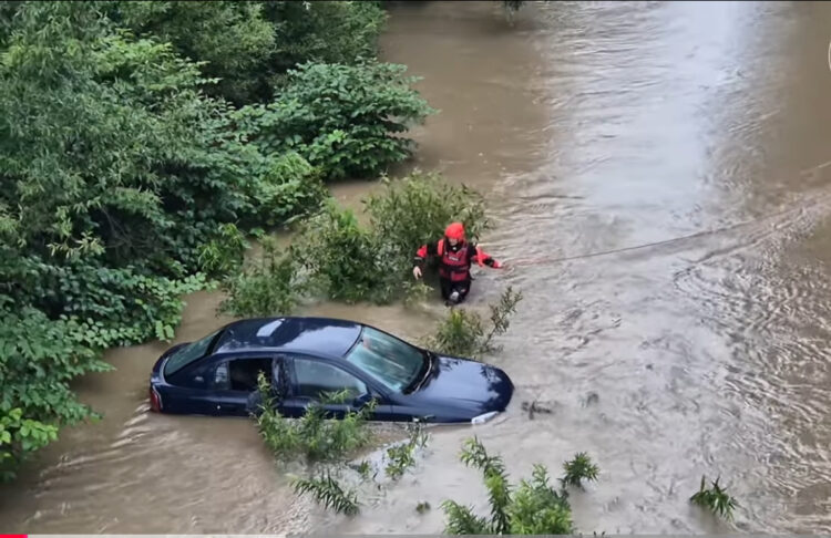 Samochód osobowy w rzece Soła pod mostem w Łękach. Interweniowały służby ratunkowe [FILM]