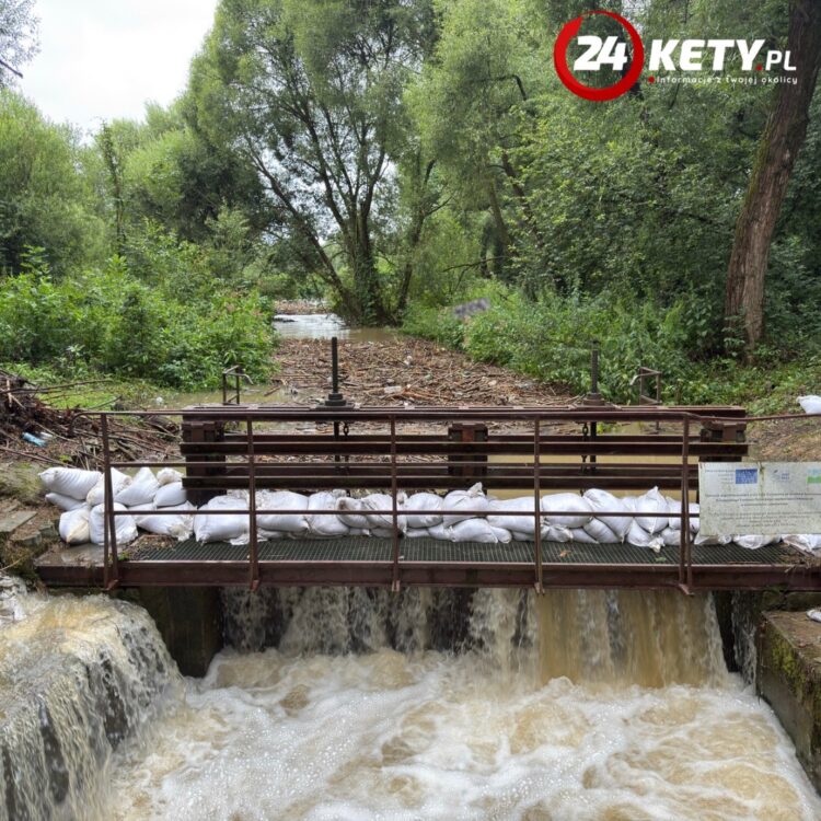 Stan wód w Kętach i Bielanach stabilizuje się – zagrożenie powodziowe nie minęło [FILM]